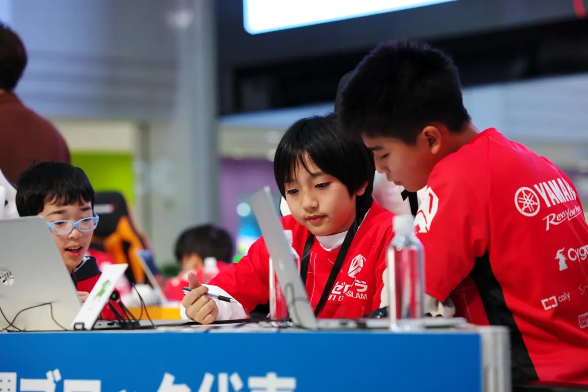 チームでPC作業をする様子