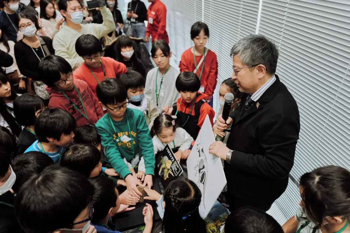 トリケラトプス化石と子供たち