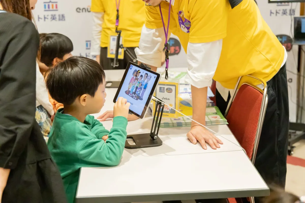 タブレットでトド英語を楽しむ男の子