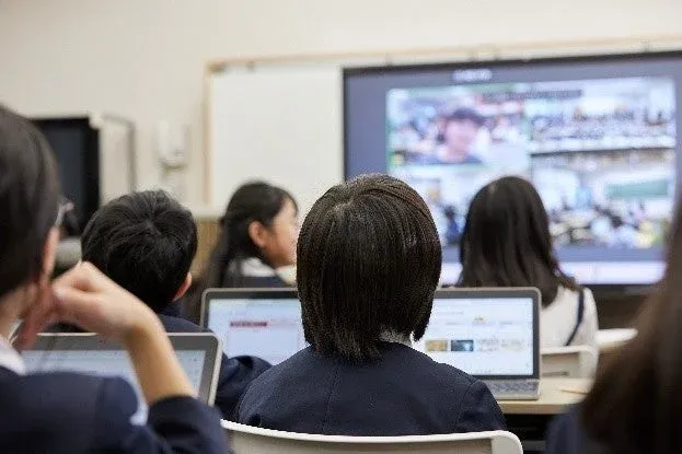 オンライン授業に参加する生徒たち