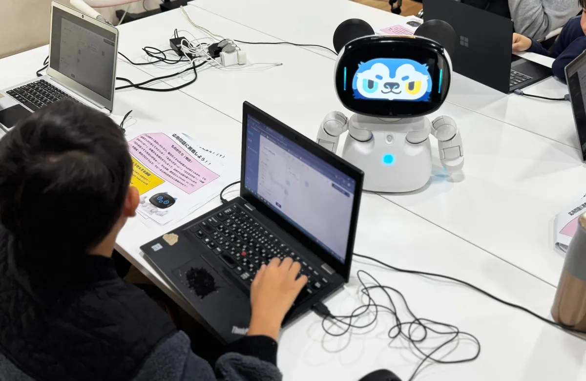 プログラミングに取り組む子どもたちとKebbi Air