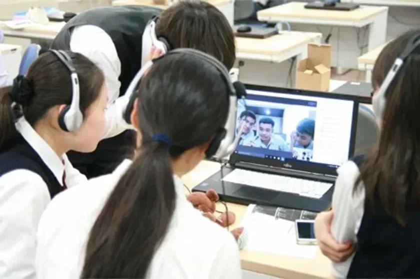 オンラインで学習する学生たち