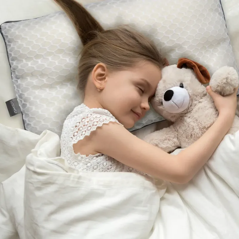 テディベアを抱いて眠る少女