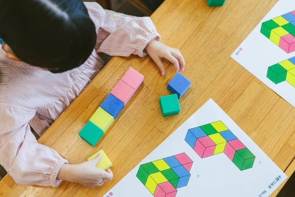 子供が積み木で遊んでいる様子