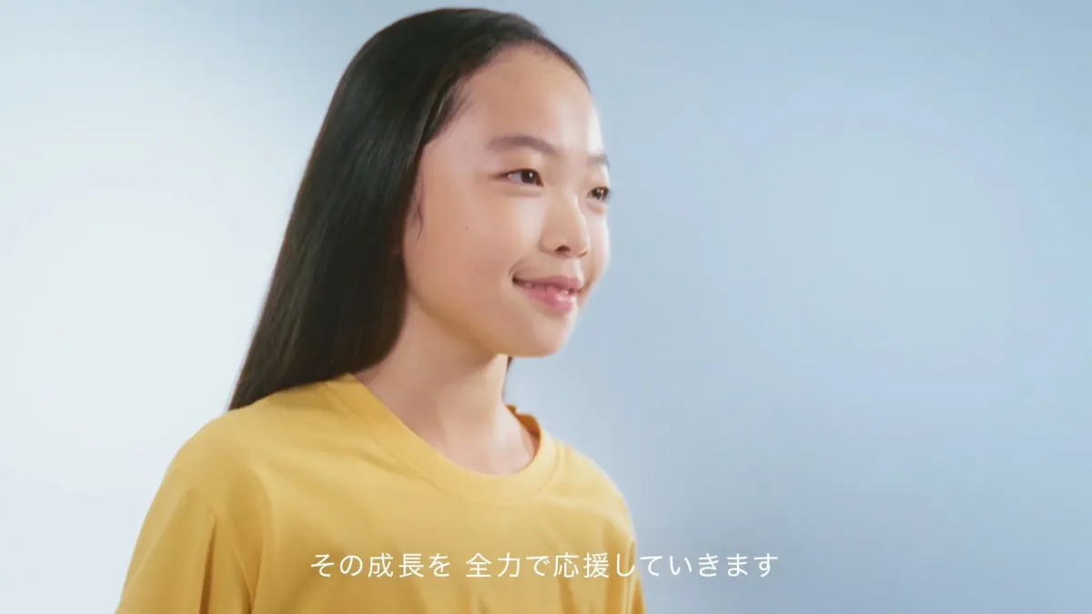 少女、笑顔、長髪、黄色のTシャツ、ポートレート、子供、若者、アジア人、ポジティブ、未来