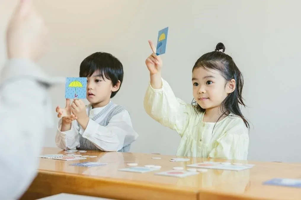 子供たちがカードで学習している様子
