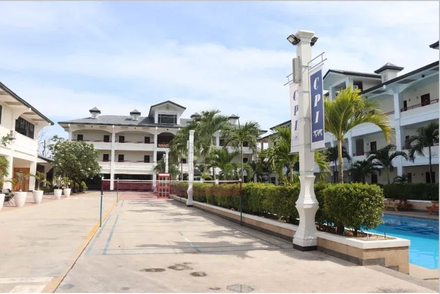 リゾート、ホテル、プール、ヤシの木、建物、屋外、バドミントンコート、熱帯、青空、施設