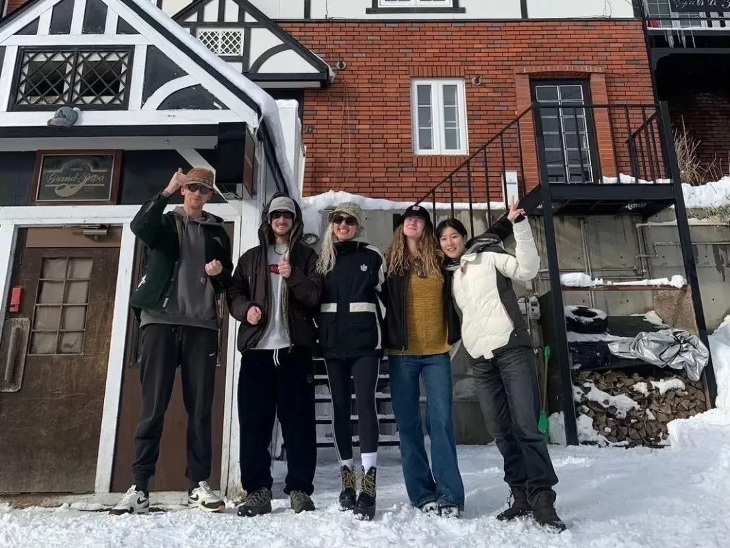 Grand Papaの建物前で楽しそうなグループ