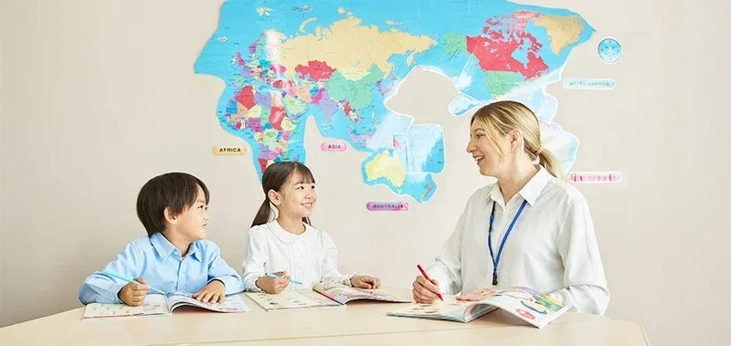 外国人講師と学ぶ子供たち