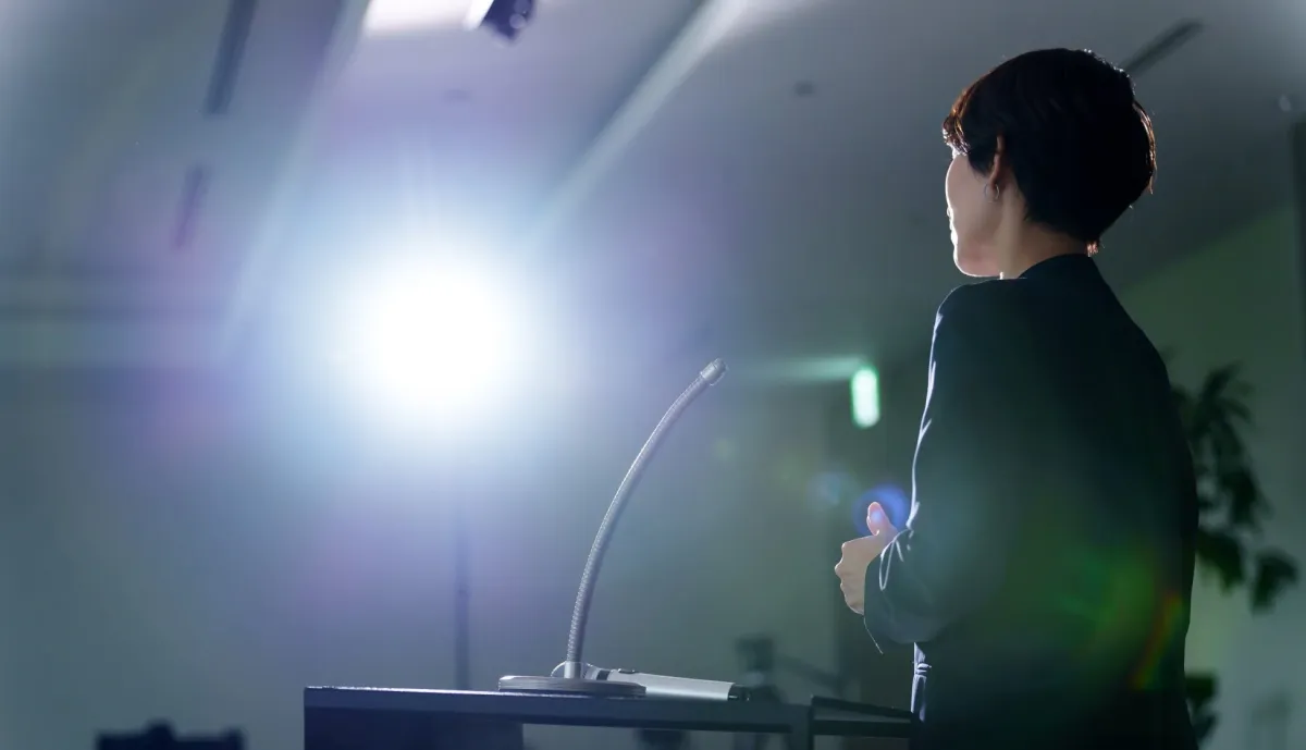 講演台に立つ人物の背中