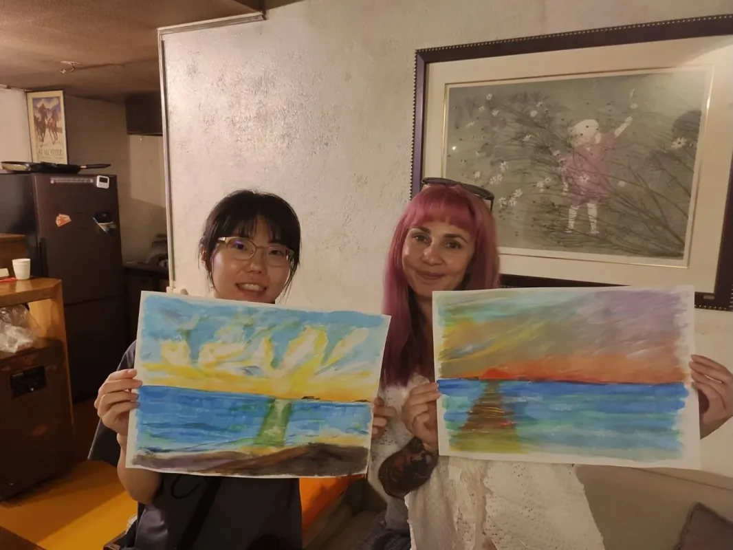 楽しそうに絵を描く女性たち