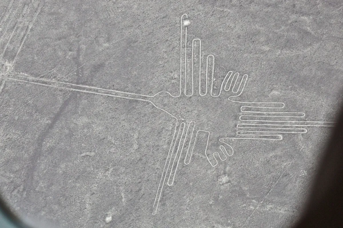 ペルーのナスカの地上絵の一つであるハチドリの巨大な地上絵