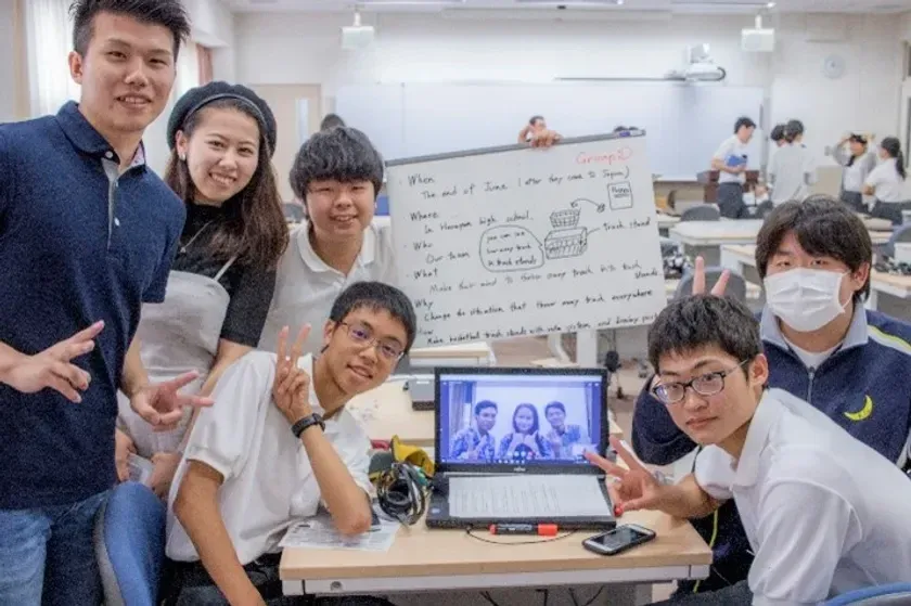 教室でグループワークをする学生たち