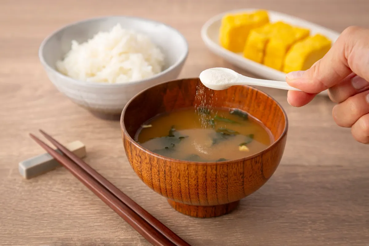 味噌汁に粉末を加える様子