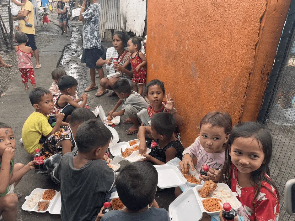 セブ島の子どもたちの食事風景