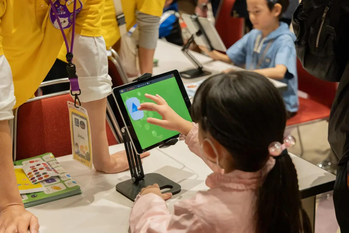 タブレットで学習する子どもたち
