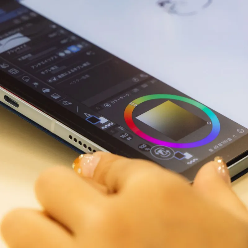タブレットでデジタルアートを作成している様子