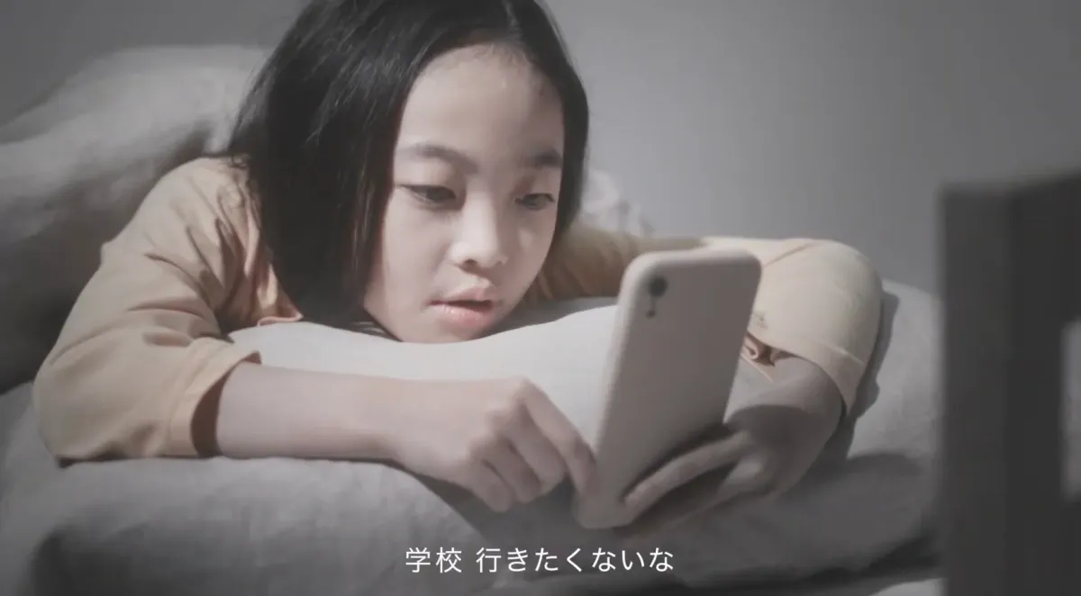 女の子、子供、スマートフォン、携帯電話、ベッド、部屋、不登校、悩み、学生、憂鬱、朝