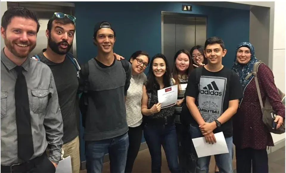 修了証を持つ学生グループ