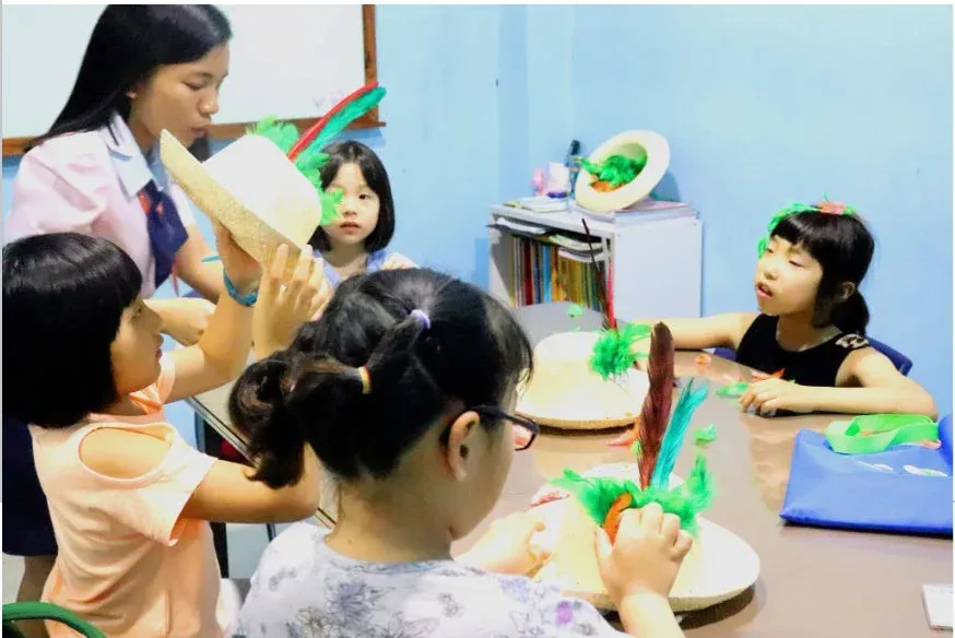 子供、女の子、大人、先生、工作、アート、帽子作り、羽根、クラス、教室、教育、アクティビティ