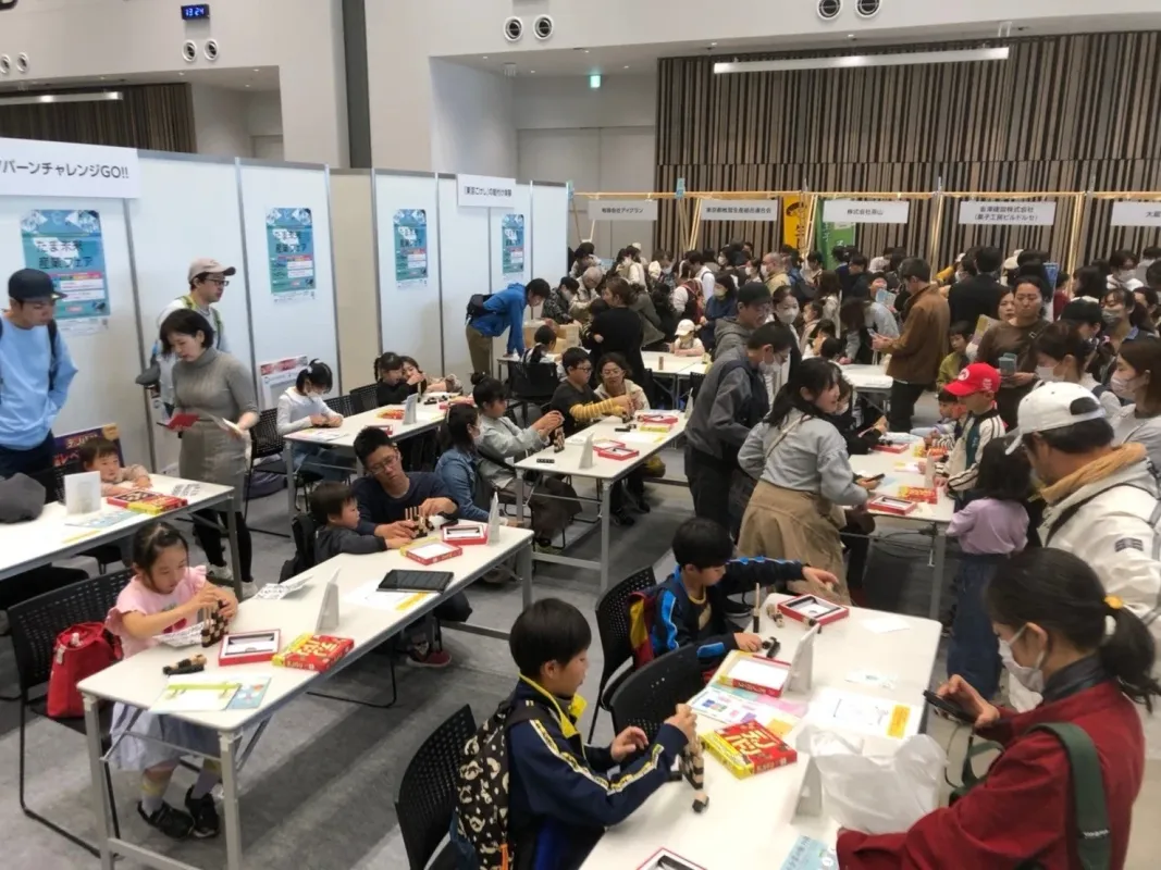 イベント会場で子供たちが活動している様子