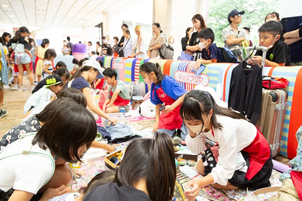 大人立ち入り禁止エリアで買い物をする子どもたち