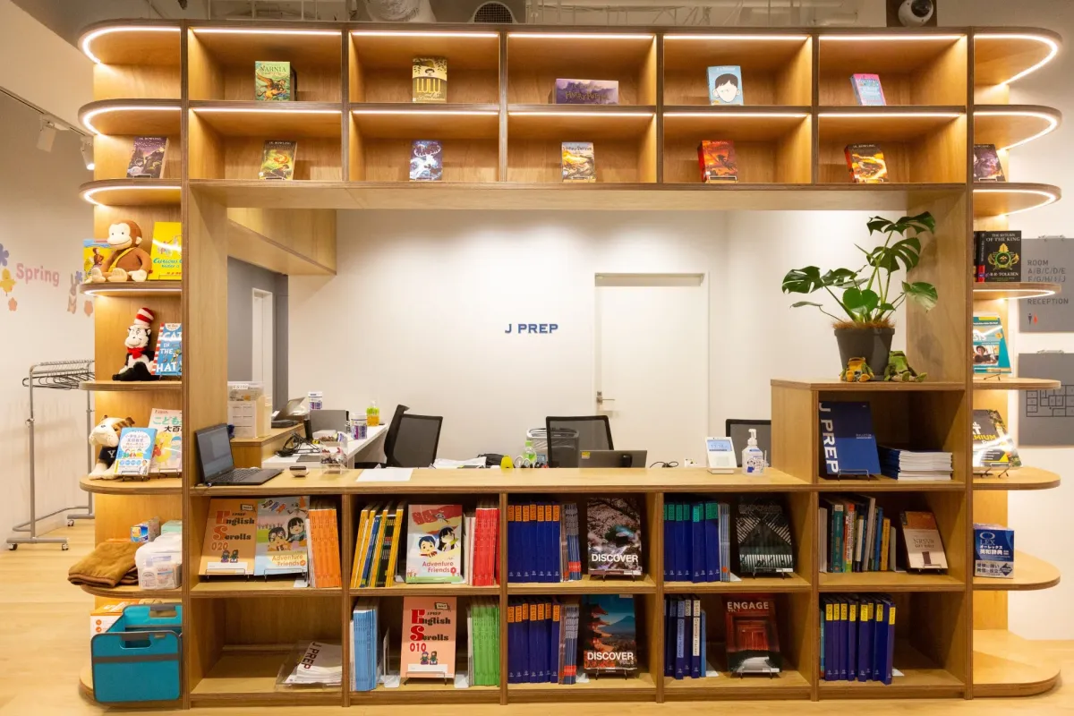 J PREPの受付と本棚