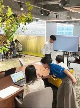 会議室で作業する人々の様子