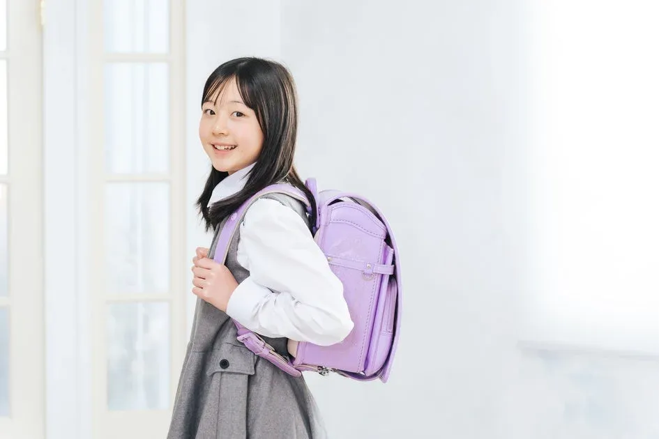 笑顔でカメラを見つめる日本の小学生の少女