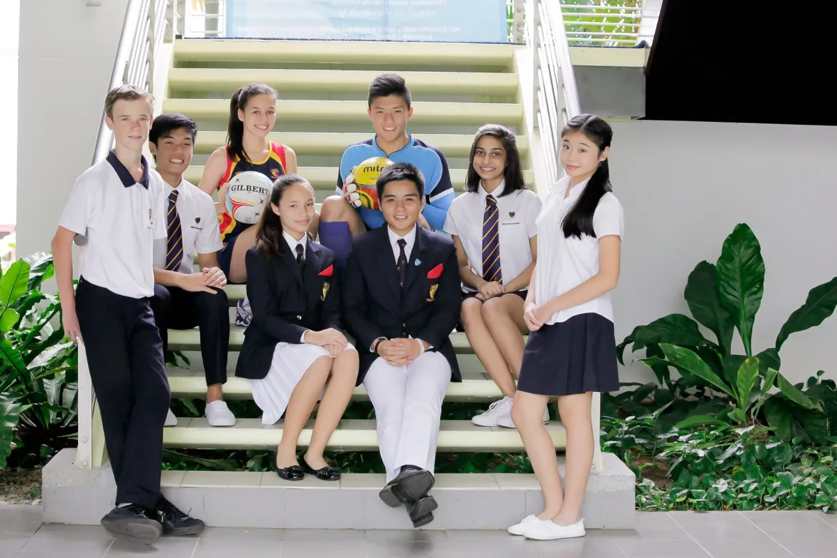 ACSインターナショナルの生徒たちが階段で集合写真