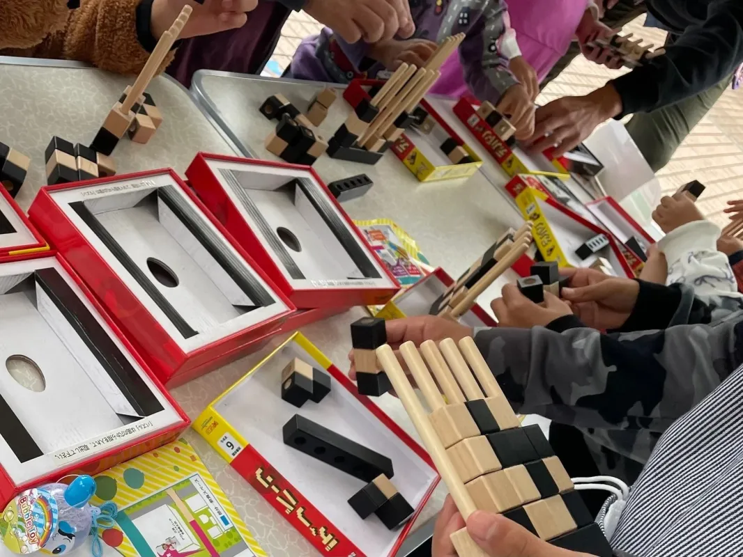 子供たちが木製ブロックパズルで遊んでいる様子