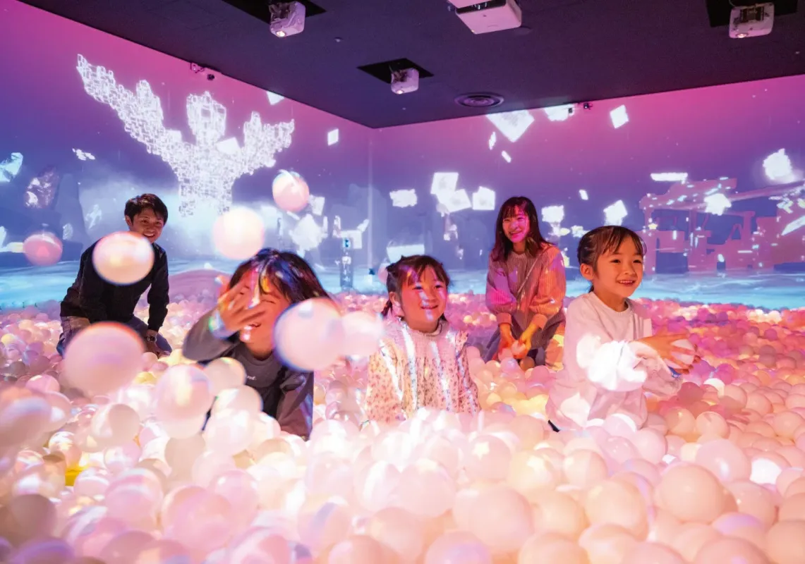 ボールプールで遊ぶ様子