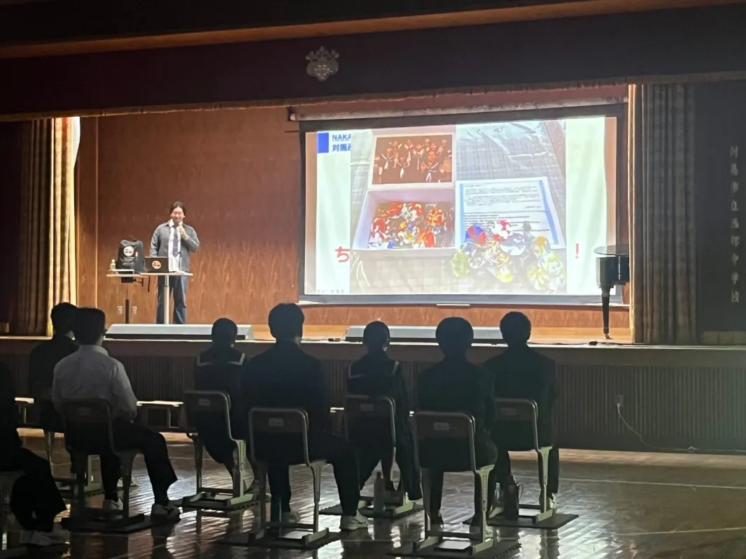 対馬市立西部中学校の生徒たち