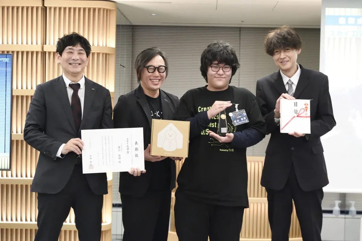 受賞者とトロフィー