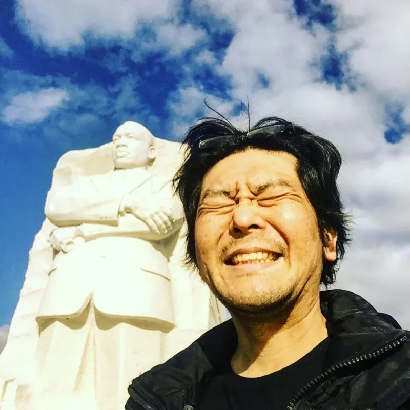 マーティン・ルーサー・キング・ジュニア記念碑の前で自撮りをする中村雄一氏