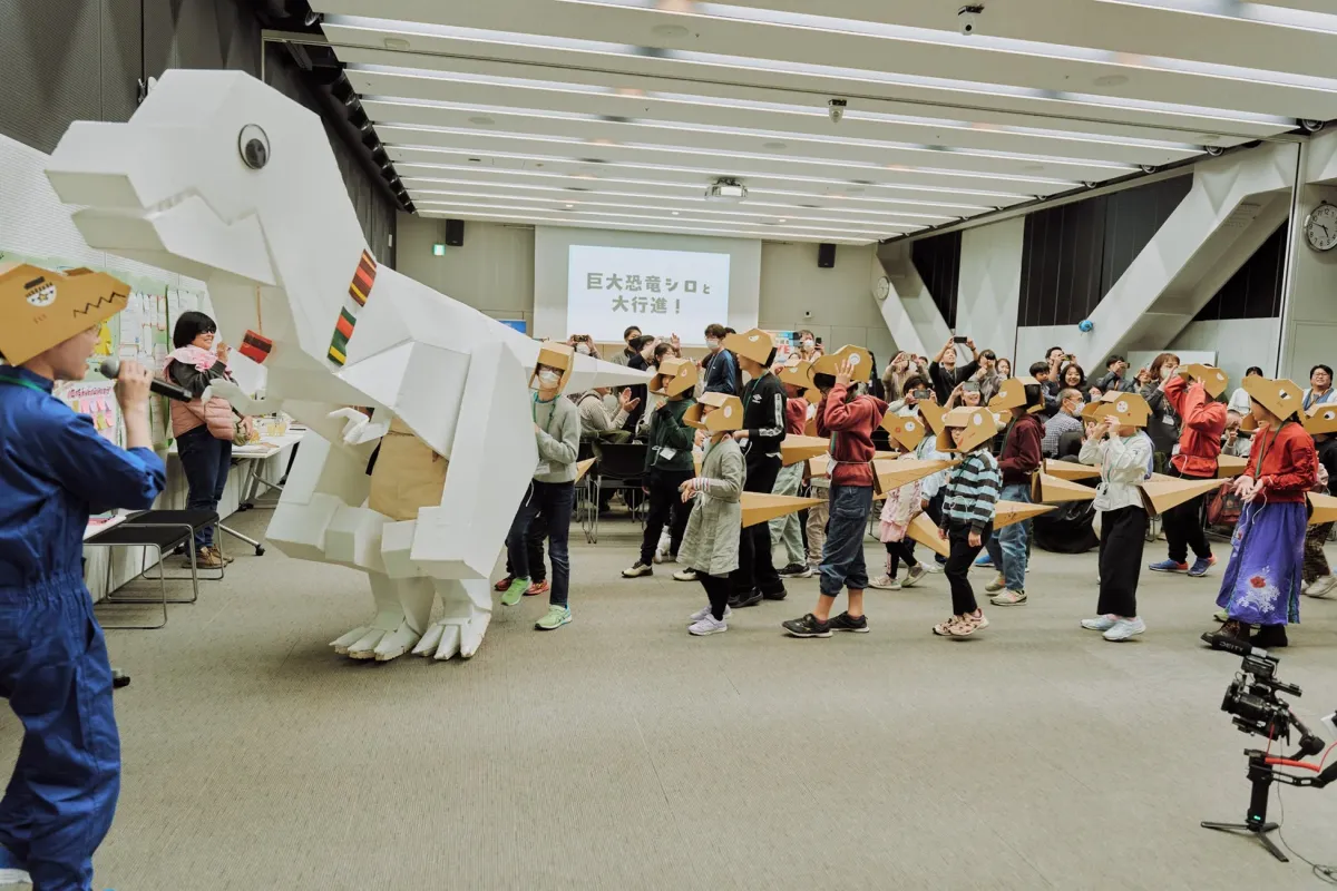 巨大恐竜シロと行進