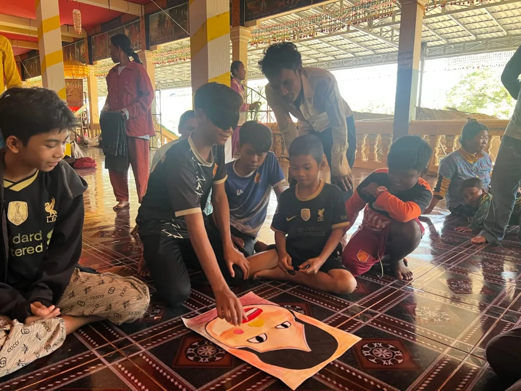 福笑いをする子供たち