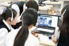 ヘッドホンをつけた学生がオンライン学習している様子