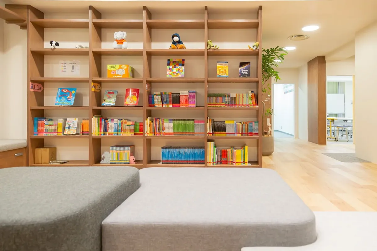 本棚に並ぶ児童書