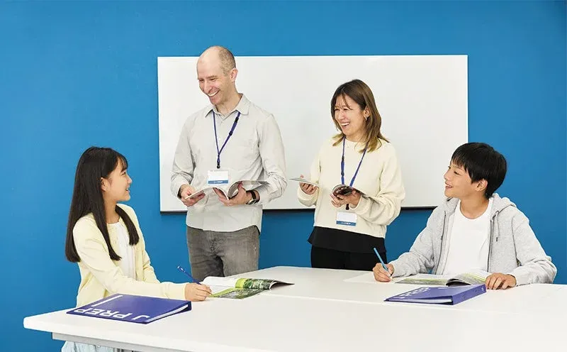 J PREPの教室で授業を受ける生徒と先生