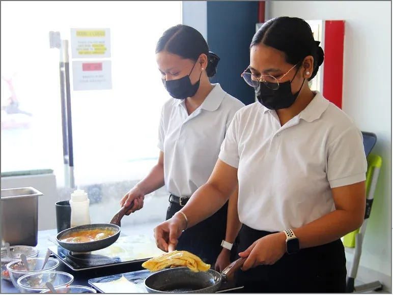 キッチンで料理する女性たち