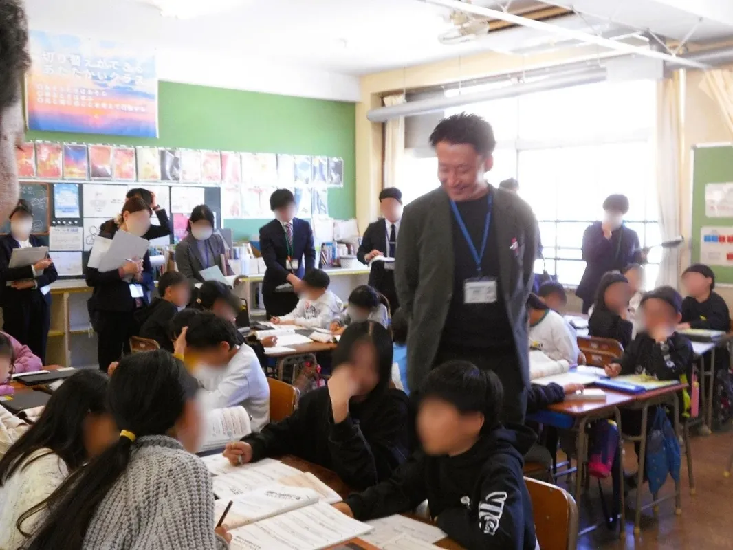 小学校の教室で児童が学習。教師や大人が巡回。「切り替えができるあたたかいクラス」ポスター