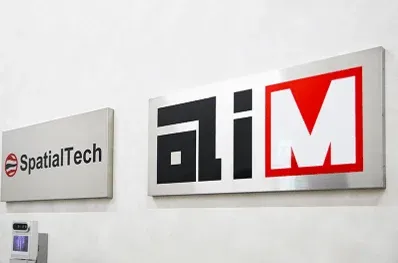 SpatialTechとaiMのロゴ