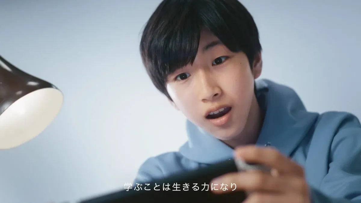 若者、学生、学習、デジタルデバイス、勉強、集中、室内、デスクライト、日本人