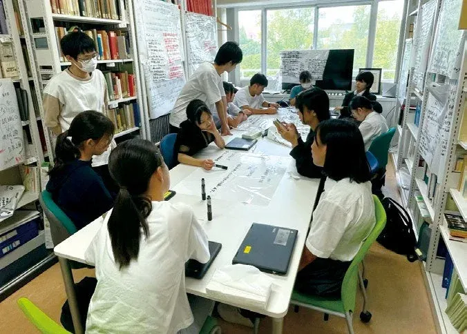 学生たちのグループワークの様子