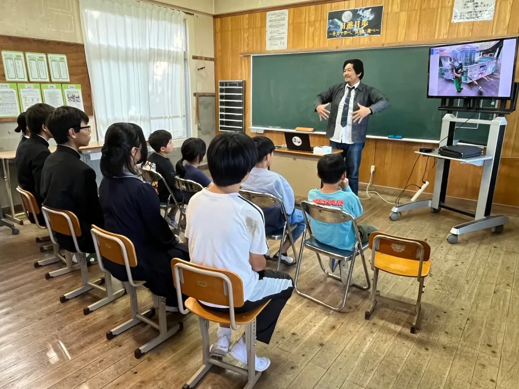 教室で授業を受ける子供たち