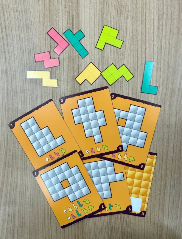 カラフルなテトリスのようなブロックと数字カード