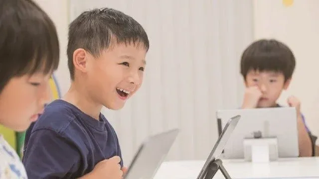 タブレットで学習する子どもたち