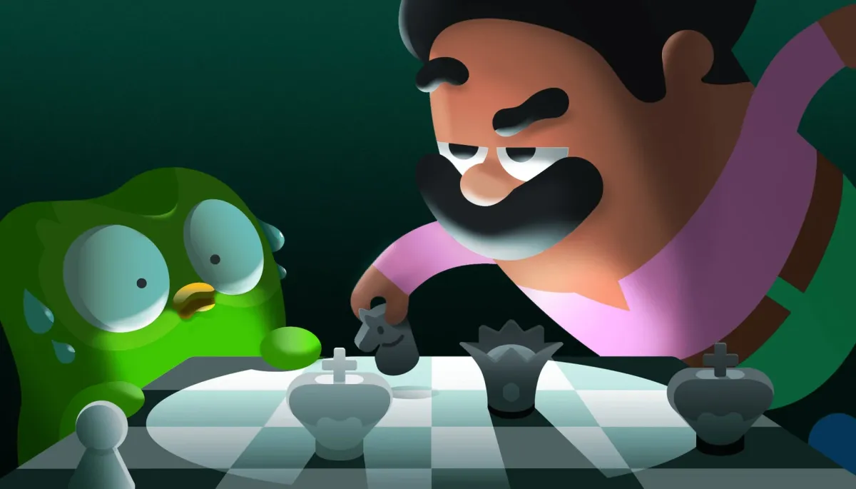 DuolingoのキャラクターDuoが、真剣な表情の男性とチェスをしているイラスト