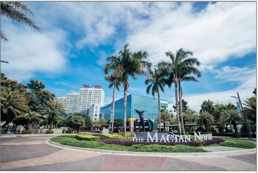 近代的な建物が並ぶマクタンニュータウンの街並み